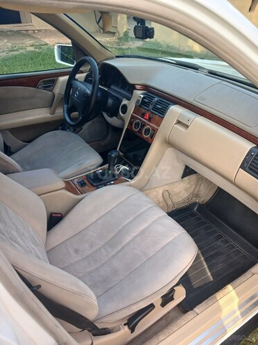 Mercedes E 220 1999, 745,231 km - 2.2 l - Quba