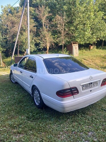 Mercedes E 220 1999, 745,231 km - 2.2 l - Quba