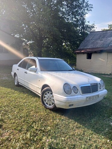 Mercedes E 220 1999, 745,231 km - 2.2 l - Quba