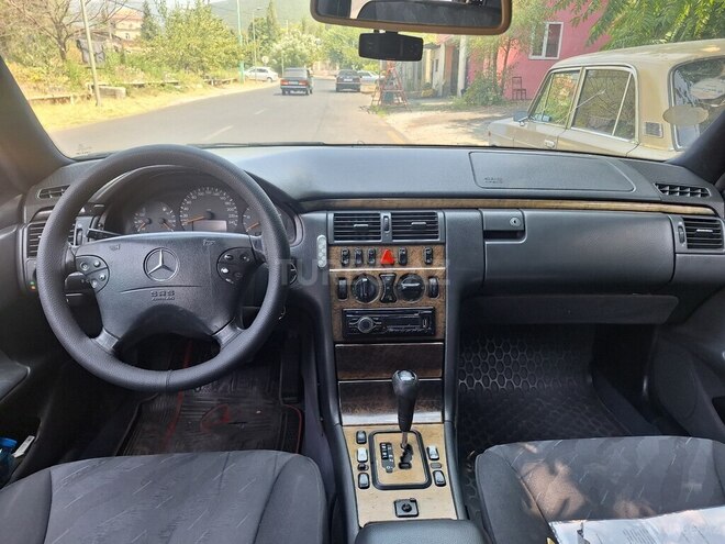 Mercedes E 270 2000, 563,652 km - 2.7 l - Şəki