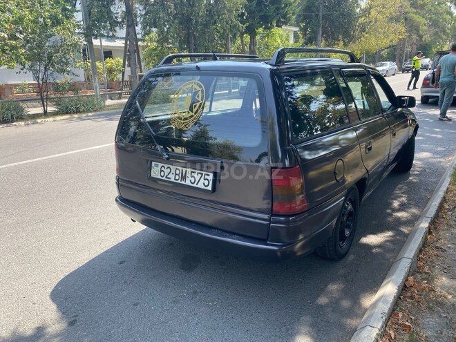 Opel Astra 1995, 200,000 km - 1.6 l - Qax