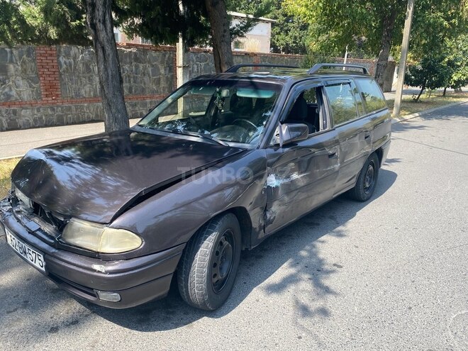 Opel Astra 1995, 200,000 km - 1.6 l - Qax