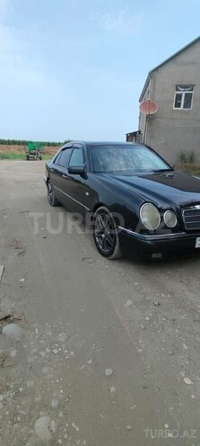 Mercedes E 230 1996, 325,000 km - 2.3 l - Qusar