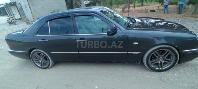 Mercedes E 230 1996, 325,000 km - 2.3 l - Qusar