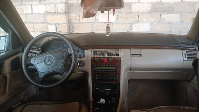 Mercedes E 230 1996, 325,000 km - 2.3 l - Qusar