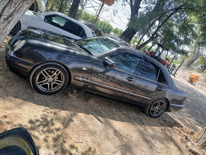 Mercedes E 230 1996, 325,000 km - 2.3 l - Qusar