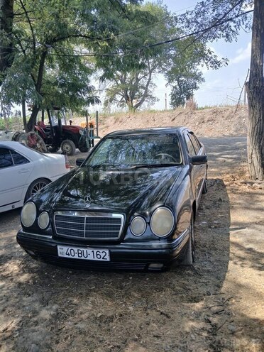 Mercedes E 230 1996, 325,000 km - 2.3 l - Qusar