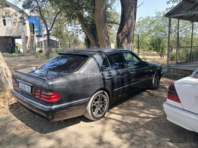 Mercedes E 230 1996, 325,000 km - 2.3 l - Qusar