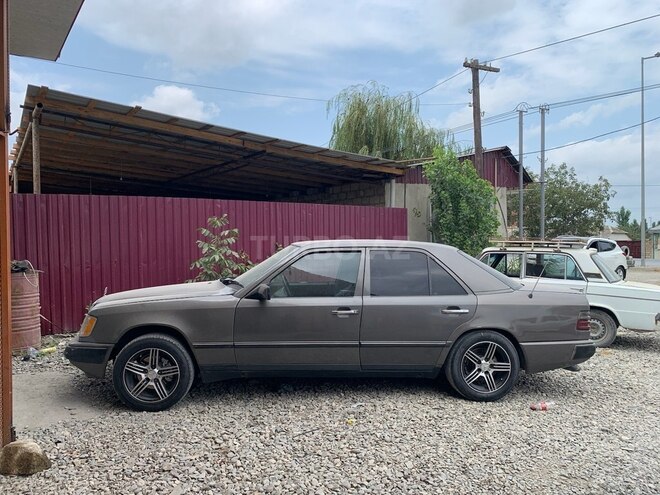 Mercedes E 260 1989, 224,334 km - 2.6 l - Quba