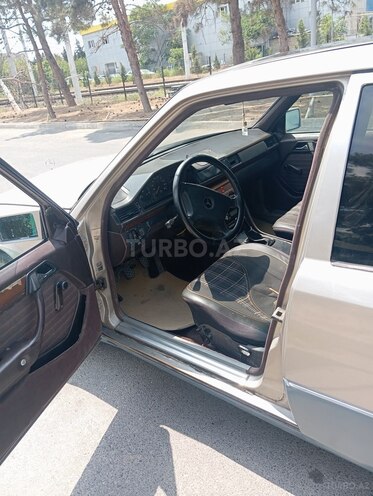 Mercedes E 250 1991, 317,000 km - 2.5 л - Bakı