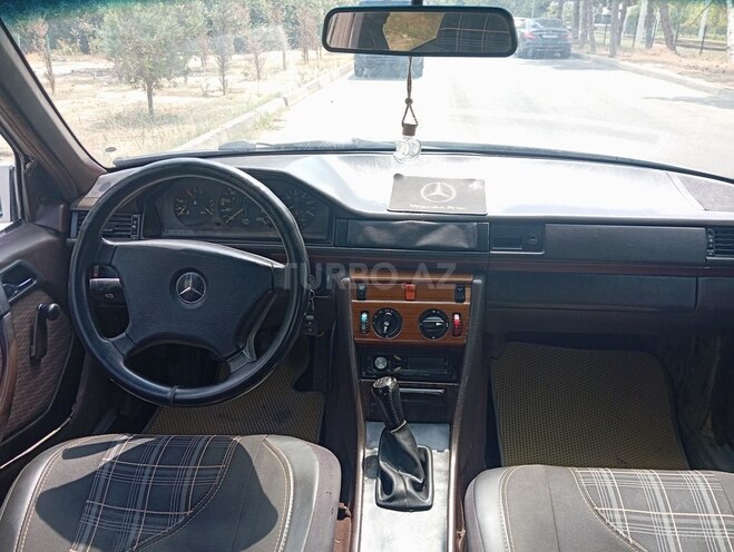 Mercedes E 250 1991, 317,000 km - 2.5 л - Bakı