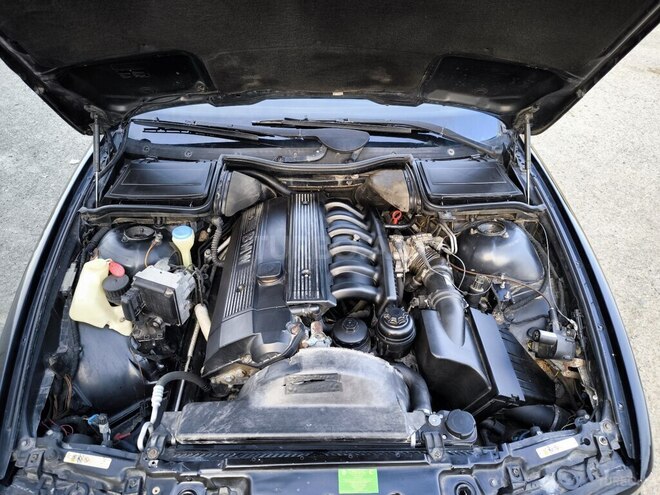 BMW 528 1996, 500,000 km - 2.8 l - Astara