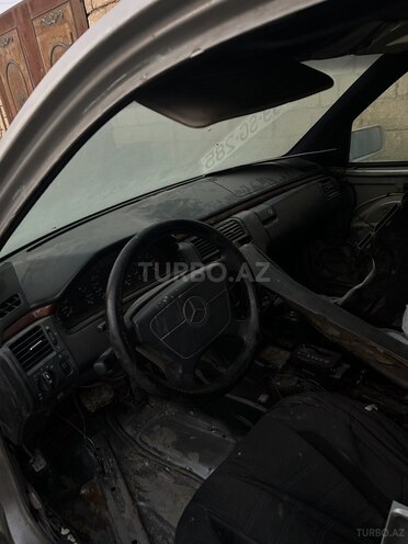 Mercedes E 220 1997, 300,000 km - 2.2 l - Bakı