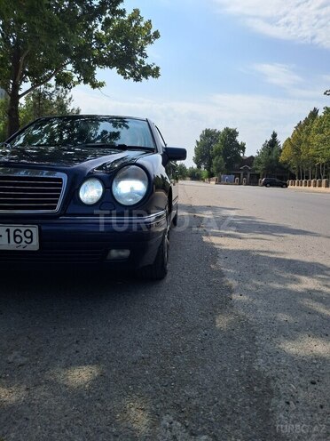 Mercedes E 240 1998, 194,675 km - 2.4 l - Ucar