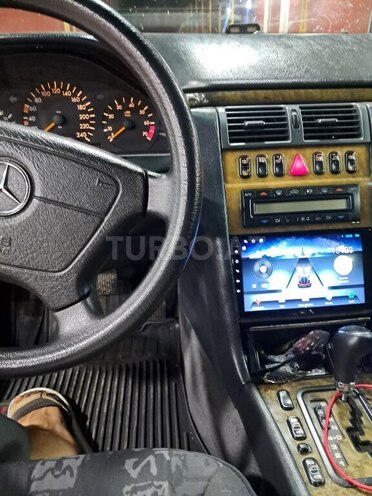 Mercedes E 240 1998, 194,675 km - 2.4 l - Ucar