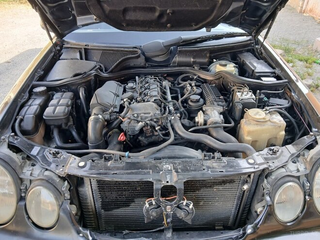 Mercedes E 220 2000, 333,333 km - 2.2 l - Yevlax