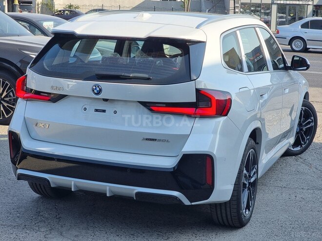 BMW iX1-11
