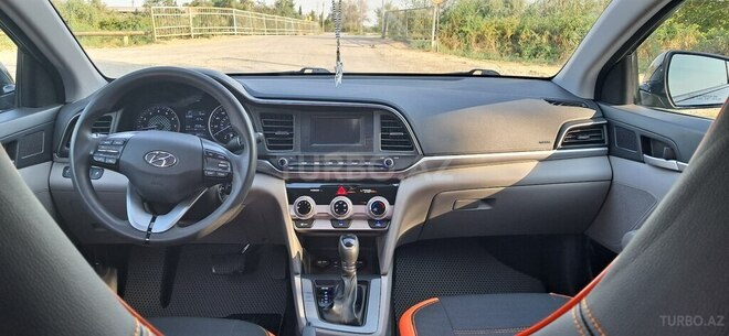 Hyundai Elantra 2019, 110,499 km - 2.0 л - Saatlı