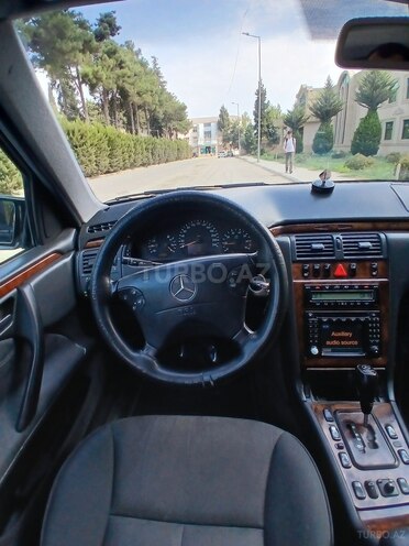 Mercedes E 240 1999, 400,317 km - 2.4 l - Salyan