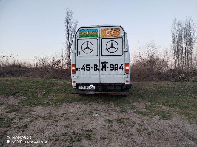 Mercedes 208 D 1990, 250,000 km - 2.3 l - Saatlı