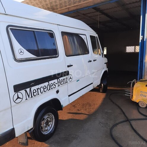 Mercedes 208 D 1990, 250,000 km - 2.3 l - Saatlı