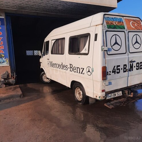 Mercedes 208 D 1990, 250,000 km - 2.3 l - Saatlı