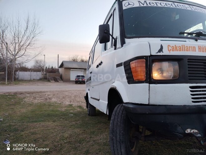 Mercedes 208 D 1990, 250,000 km - 2.3 l - Saatlı