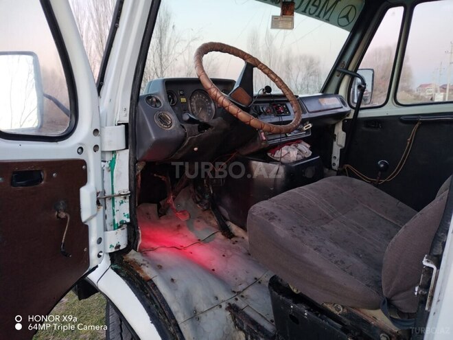 Mercedes 208 D 1990, 250,000 km - 2.3 l - Saatlı
