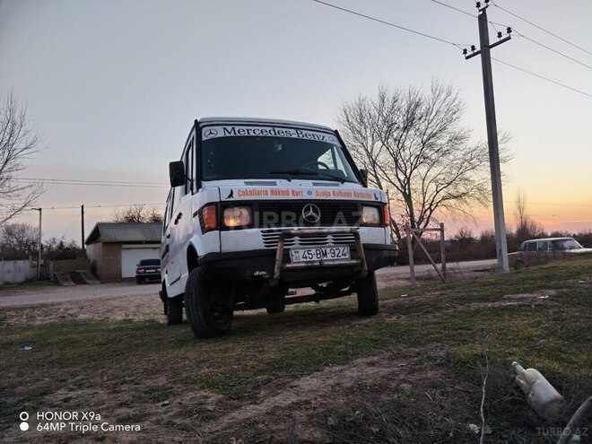 Mercedes 208 D 1990, 250,000 km - 2.3 l - Saatlı