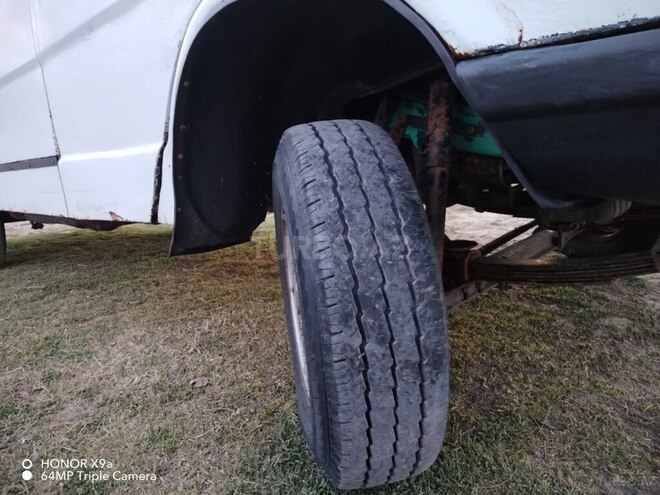 Mercedes 208 D 1990, 250,000 km - 2.3 l - Saatlı