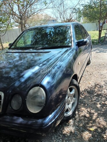 Mercedes E 220 1998, 697,777 km - 2.2 l - Ucar