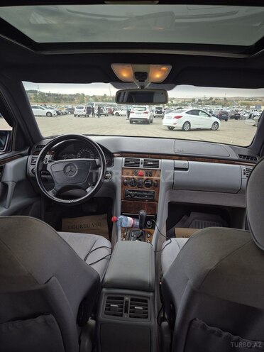 Mercedes E 240 1998, 272,542 km - 2.4 l - Bakı