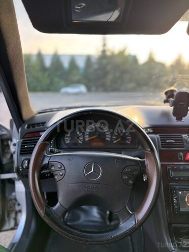 Mercedes E 240 2001, 267,000 km - 2.6 l - Qazax