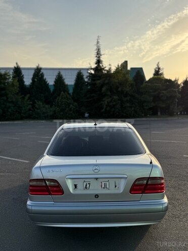 Mercedes E 240 2001, 267,000 km - 2.6 l - Qazax