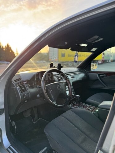 Mercedes E 240 2001, 267,000 km - 2.6 l - Qazax