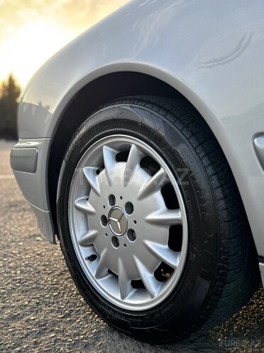 Mercedes E 240 2001, 267,000 km - 2.6 l - Qazax