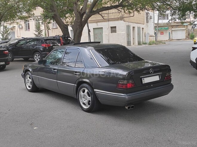 Mercedes E 220 1995, 290,000 km - 2.2 l - Bakı