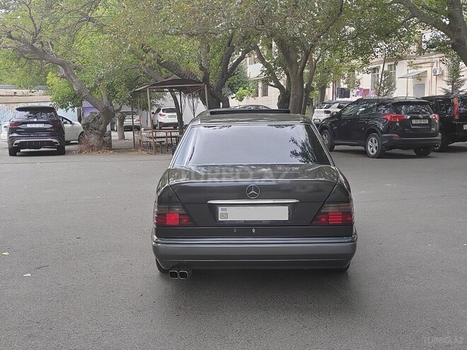 Mercedes E 220 1995, 290,000 km - 2.2 l - Bakı