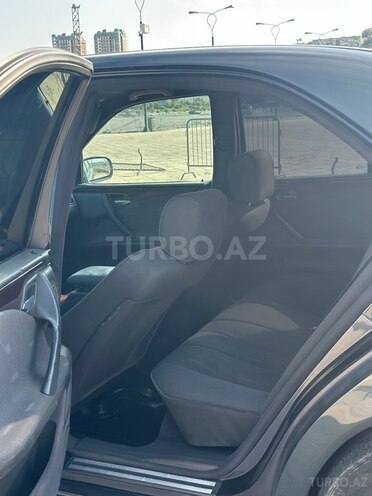 Mercedes E 220 2001, 316,000 km - 2.2 l - Bakı