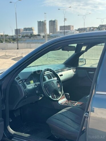 Mercedes E 220 2001, 316,000 km - 2.2 l - Bakı