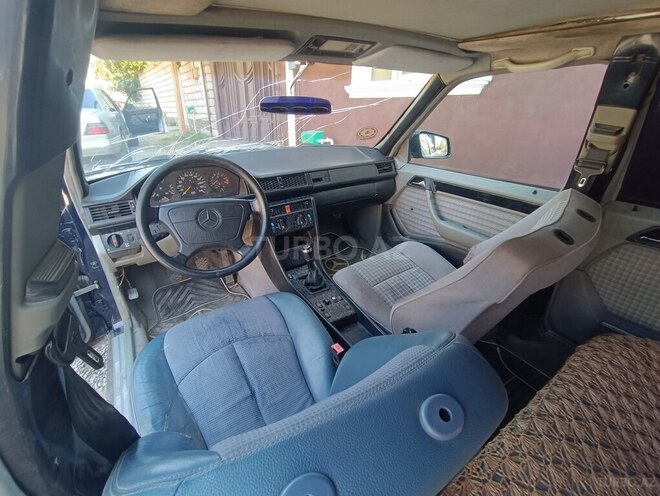 Mercedes E 220 1993, 270,000 km - 2.2 l - Qazax