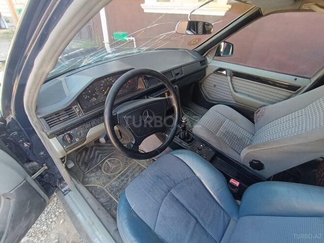 Mercedes E 220 1993, 270,000 km - 2.2 l - Qazax