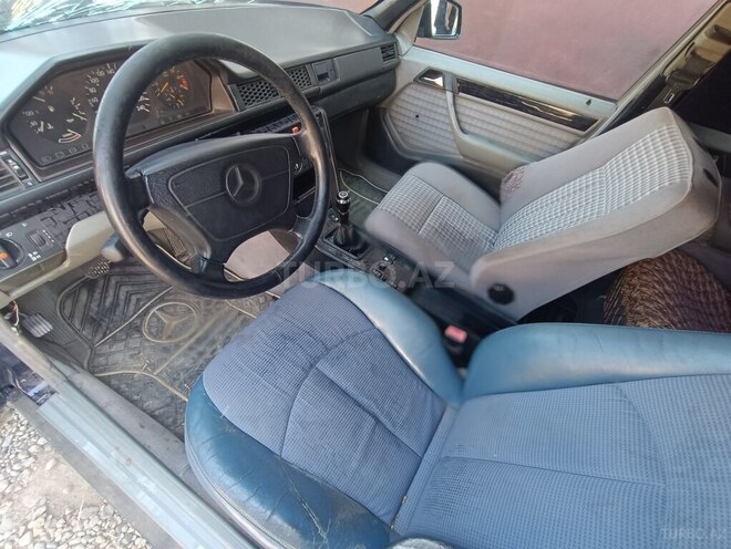 Mercedes E 220 1993, 270,000 km - 2.2 l - Qazax