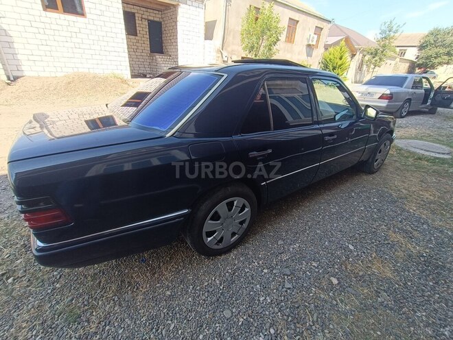 Mercedes E 220 1993, 270,000 km - 2.2 l - Qazax