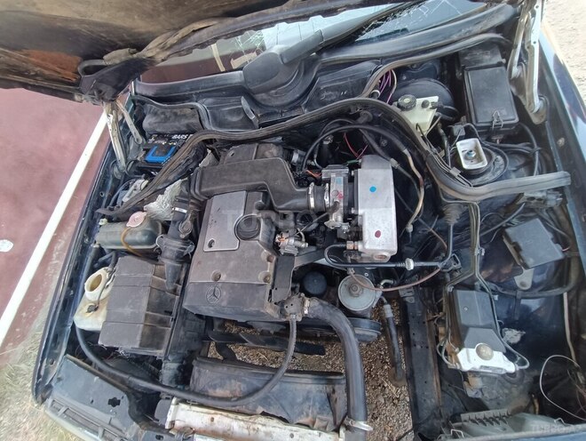 Mercedes E 220 1993, 270,000 km - 2.2 l - Qazax