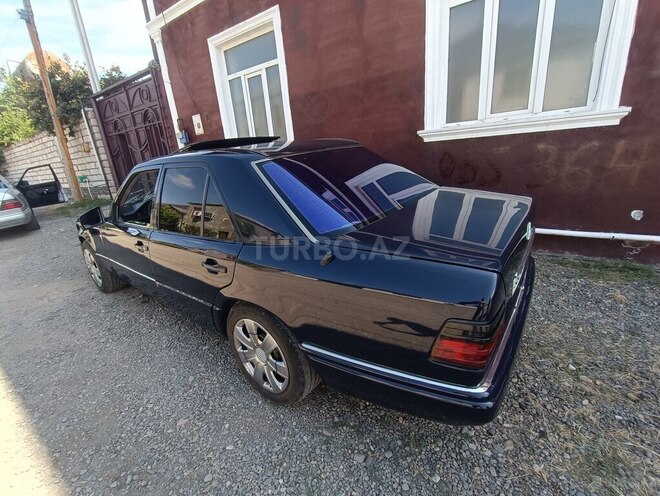 Mercedes E 220 1993, 270,000 km - 2.2 l - Qazax