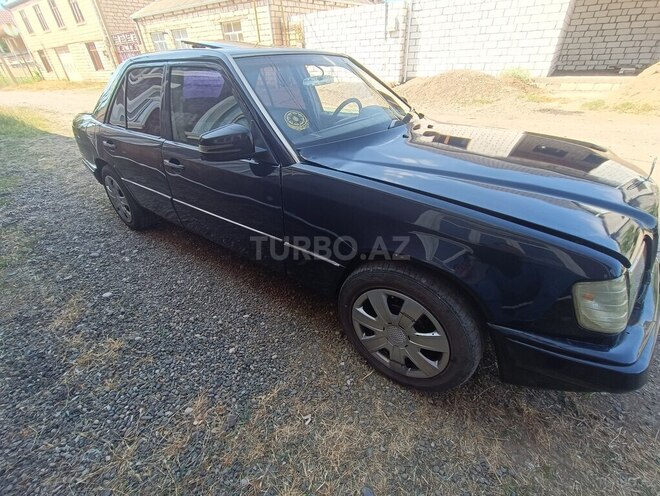 Mercedes E 220 1993, 270,000 km - 2.2 l - Qazax