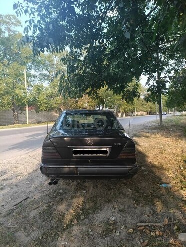 Mercedes E 250 1995, 320,000 km - 2.5 л - Quba