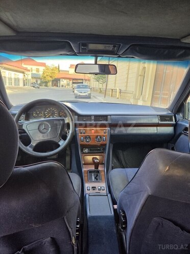 Mercedes E 250 1995, 260,000 km - 2.5 l - Bakı