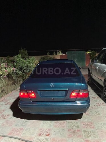 Mercedes E 220 2001, 297,000 km - 2.2 l - Bakı